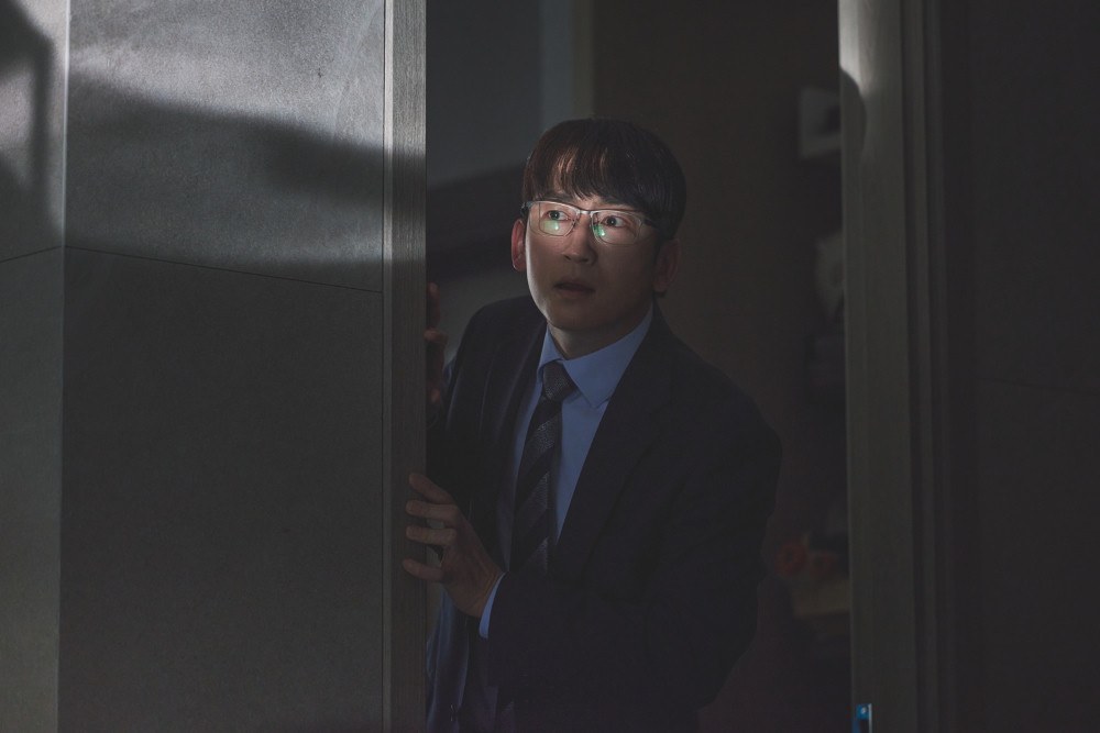 Lawyer Choi Sang-cheol searches for the phone in Episode 7